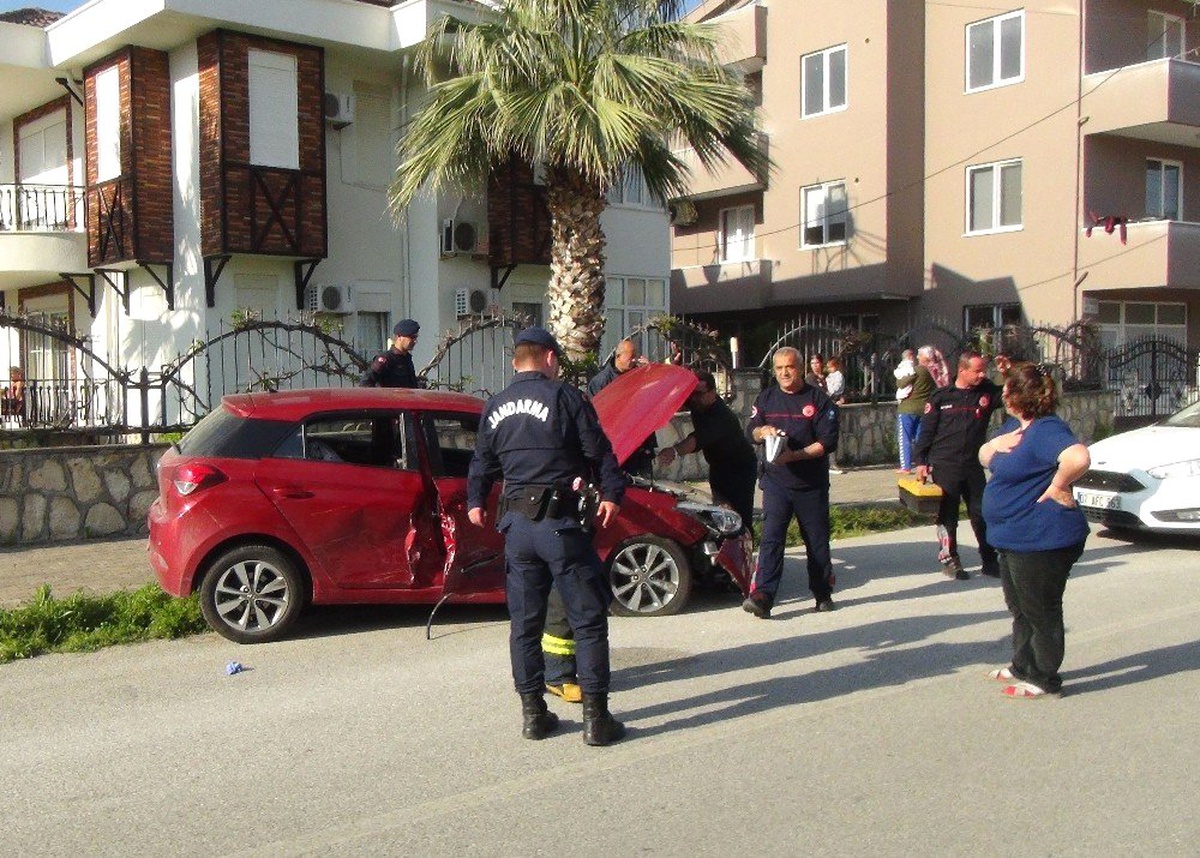 Manavgat\'ta Trafik Kazası: 4\'ü Yabancı Uyruklu 5 Yaralı