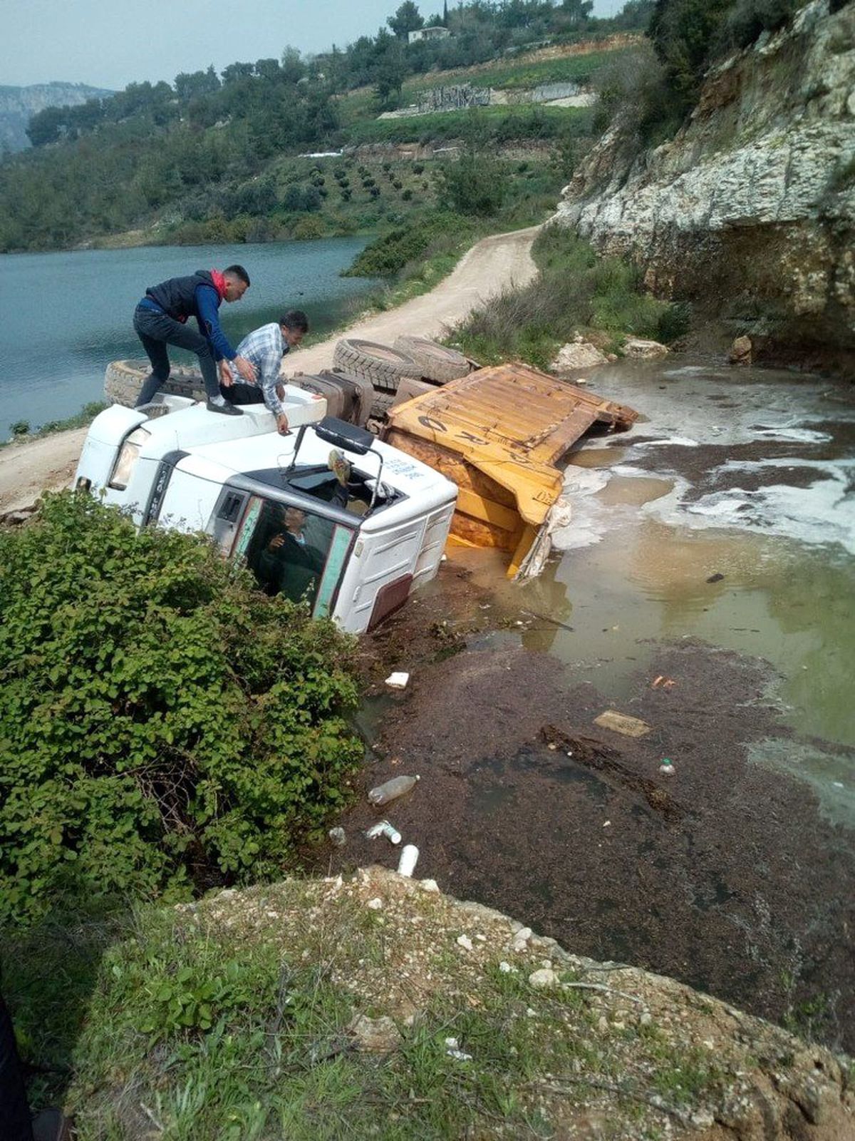 Mersin\'de Yol Çöktü, Kamyon Devrildi