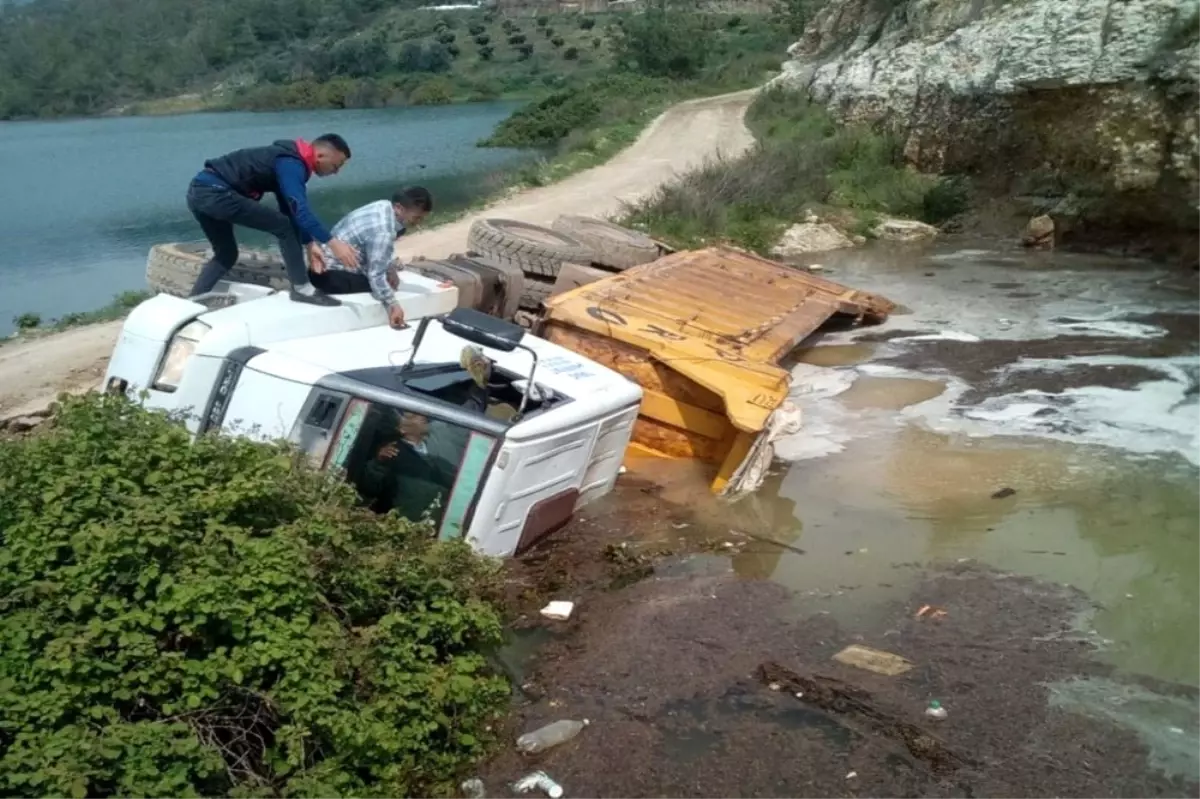 Mersin\'de Yol Çöktü, Kamyon Devrildi