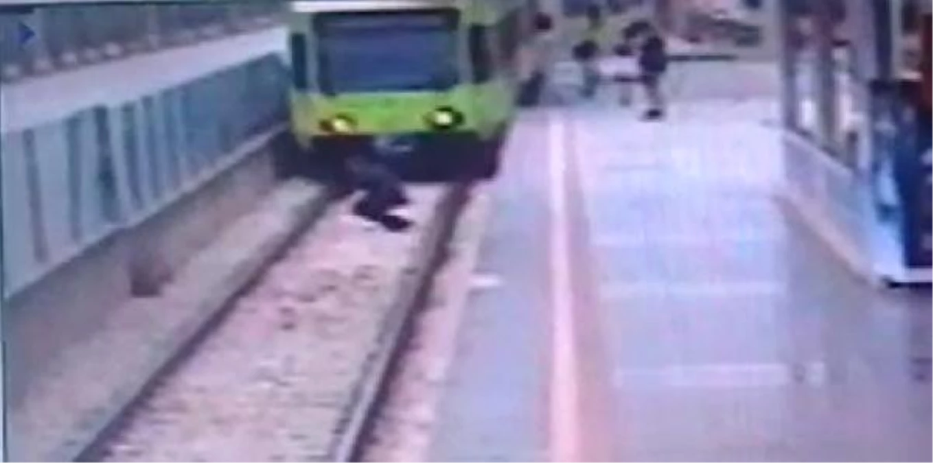 Metronun Önüne Atladı, Ağır Yaralandı