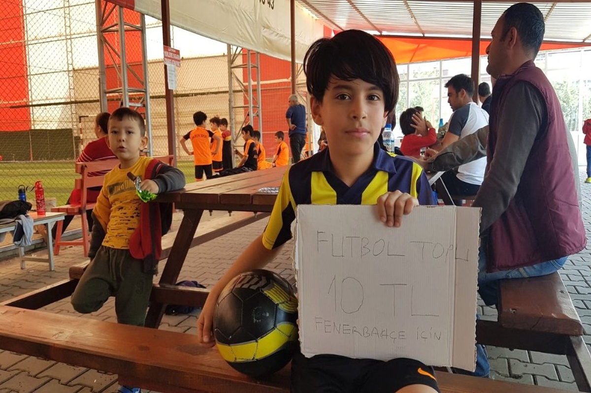 Minik Taraftar Topunu Satıp Fenerbahçe\'ye Bağış Yaptı