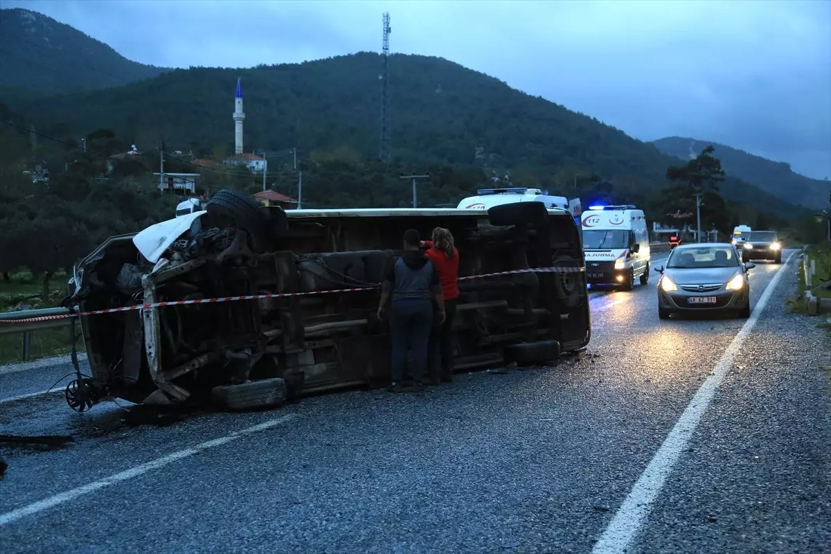 Muğla\'da İşçi Servisi Devrildi: 9 Yaralı