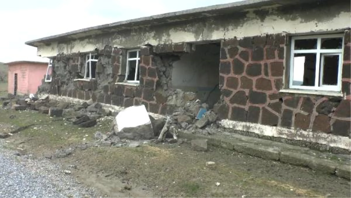 Muş\'ta Heyelanda Okulun Duvarı da Çöktü