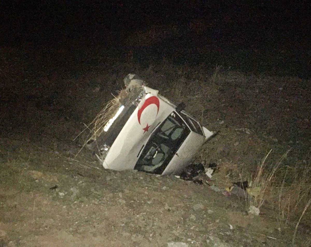 Otomobil Şarampole Devrildi: 3 Yaralı
