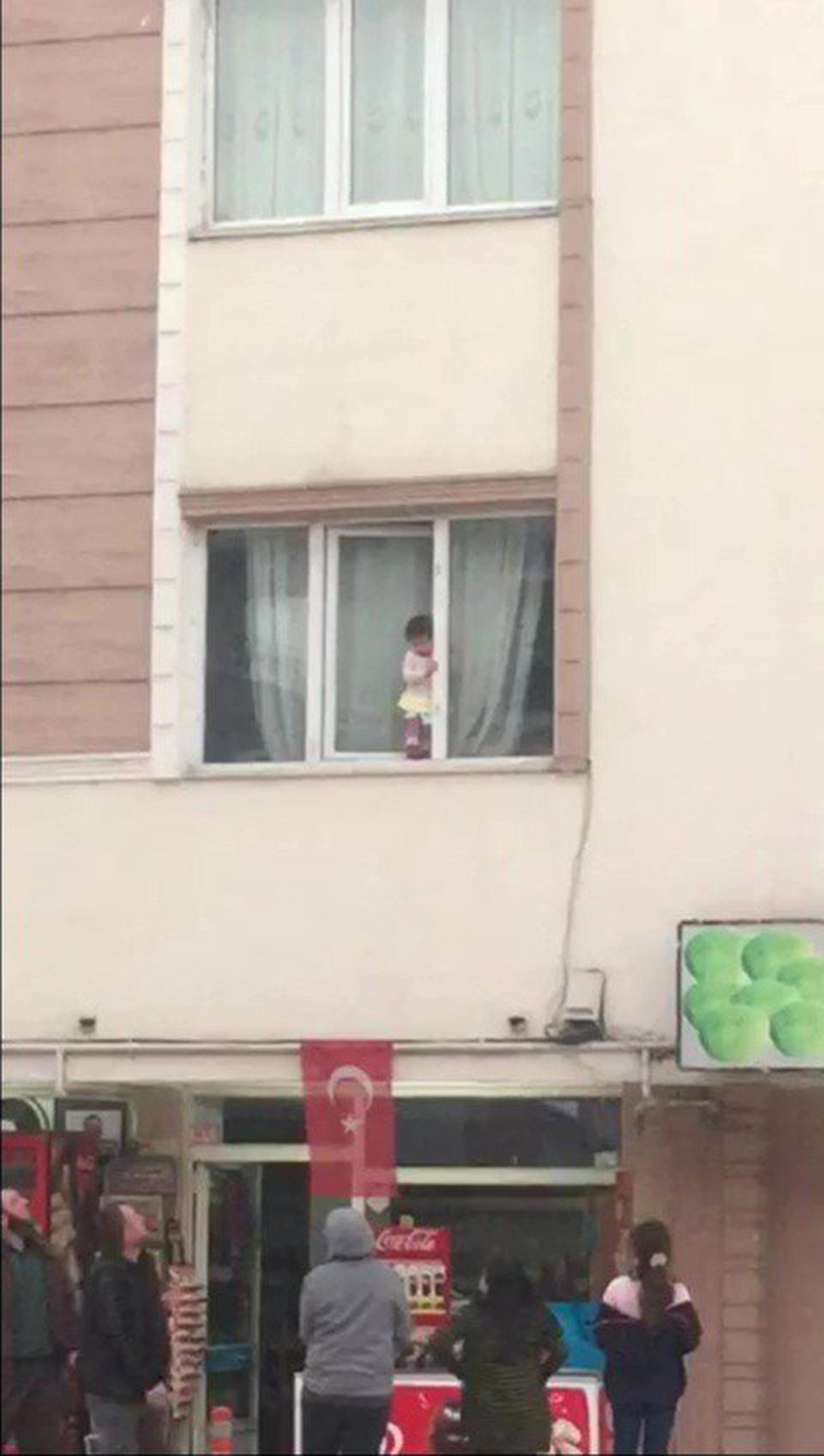 Pencereye Çıkan Çocuk Yürekleri Ağza Getirdi
