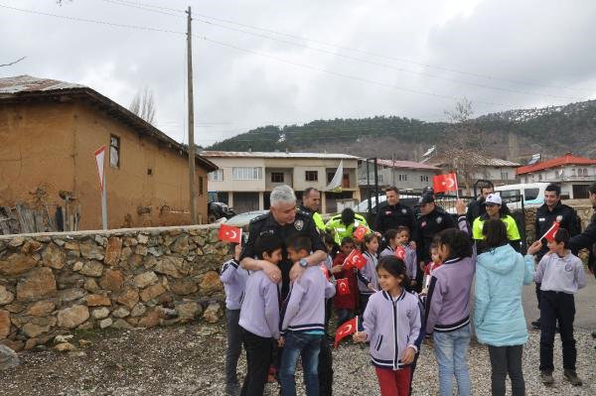 Polislerden Mektup Yazan Öğrencilere Sürpriz Ziyaret