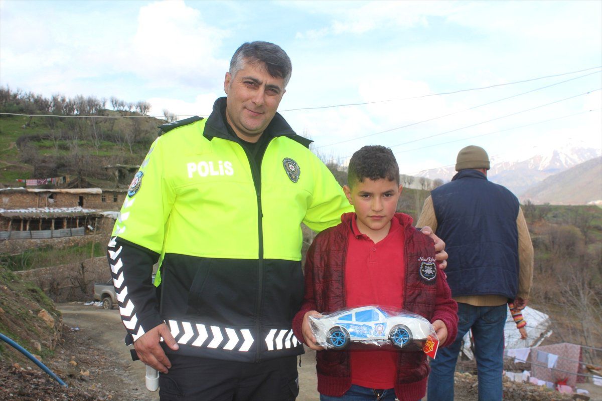 Polisten Çocukları Mutlu Eden Hediye