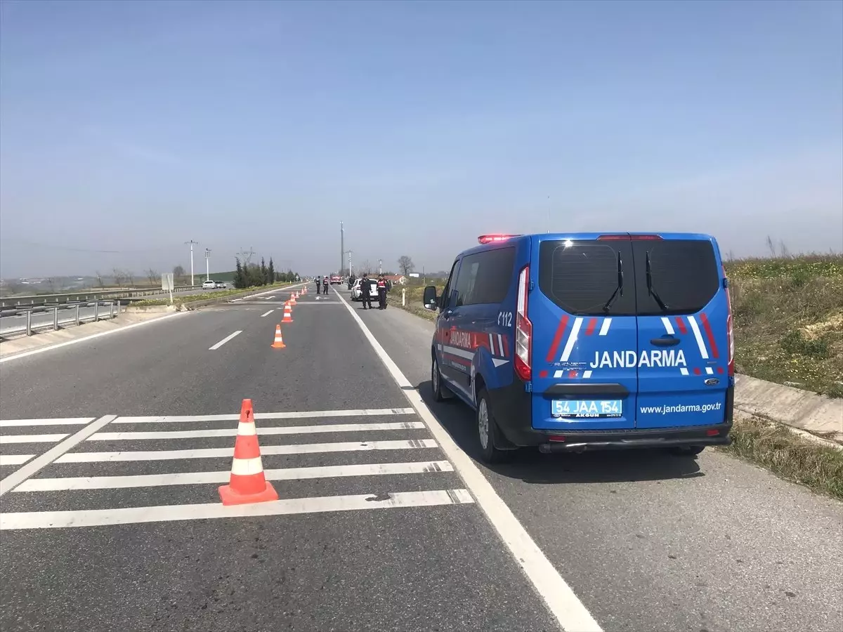 Sakarya\'da Trafik Kazası: 3 Yaralı