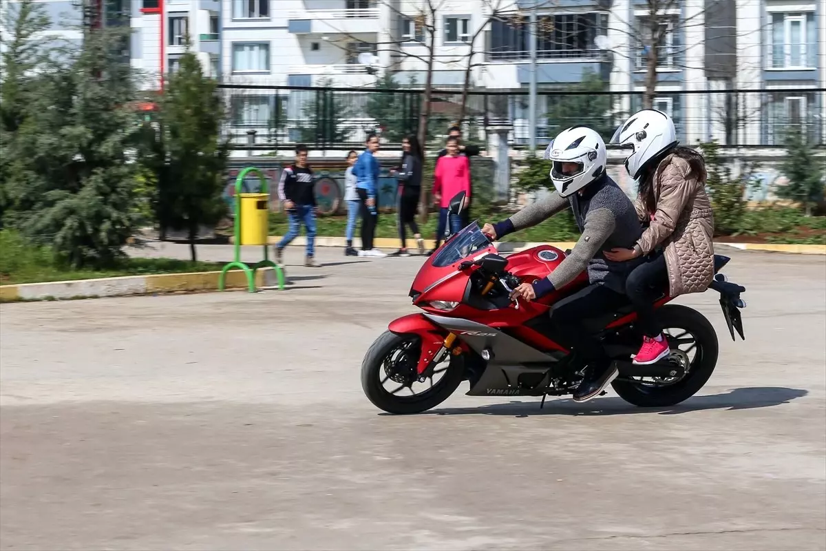 Sofuoğlu\'ndan Diyarbakırlı Çocuk ve Gençlere Motosiklet Eğitimi