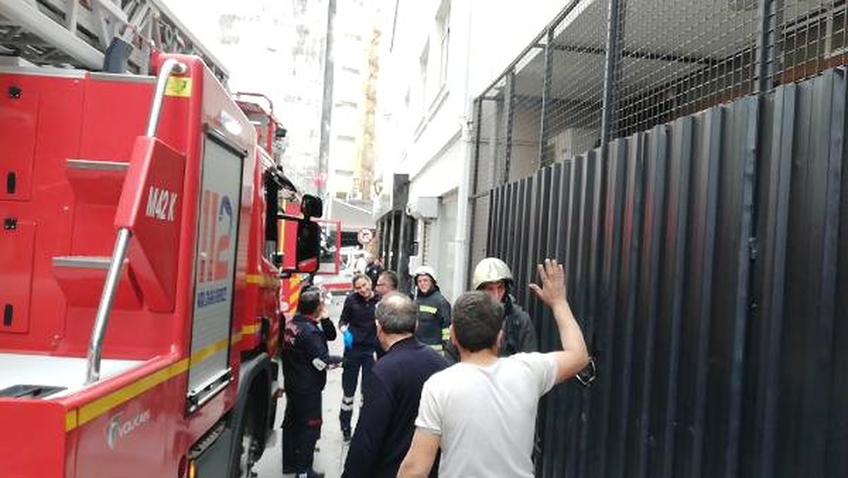Terasta Tadilat Sırasında Kağıt Yakıldı, Yangın İhbarı Yapıldı