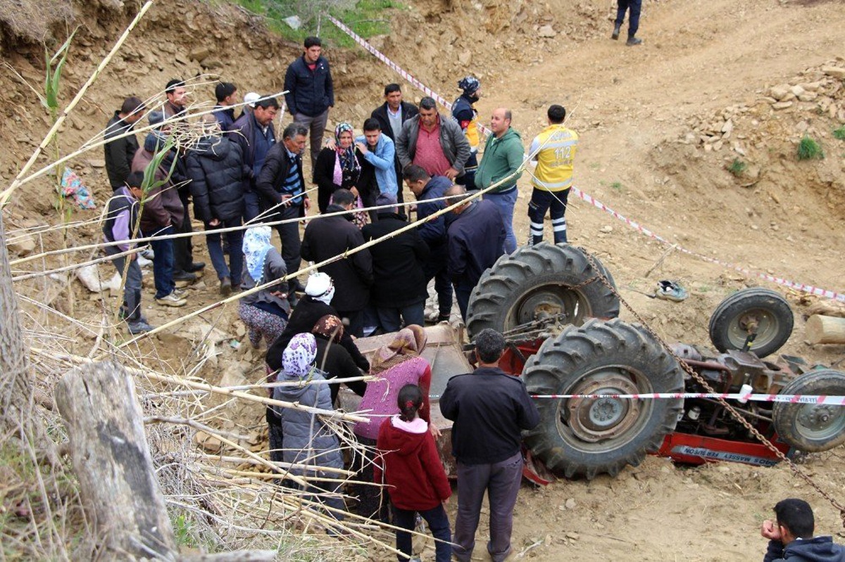 Traktörün Kasasına Yüklediği Kaya Parçaları Sonu Oldu