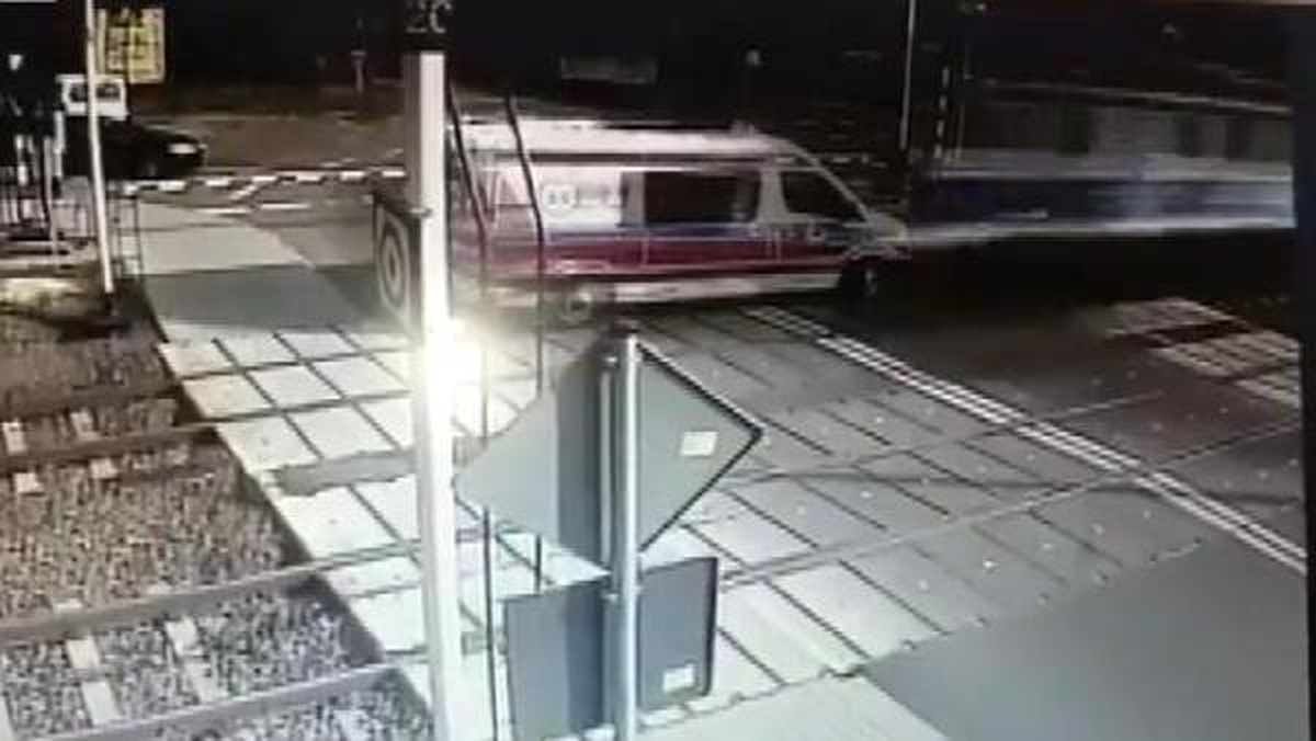 Tren, Lastiği Raylara Sıkışan Ambulansı Biçti: 2 Ölü