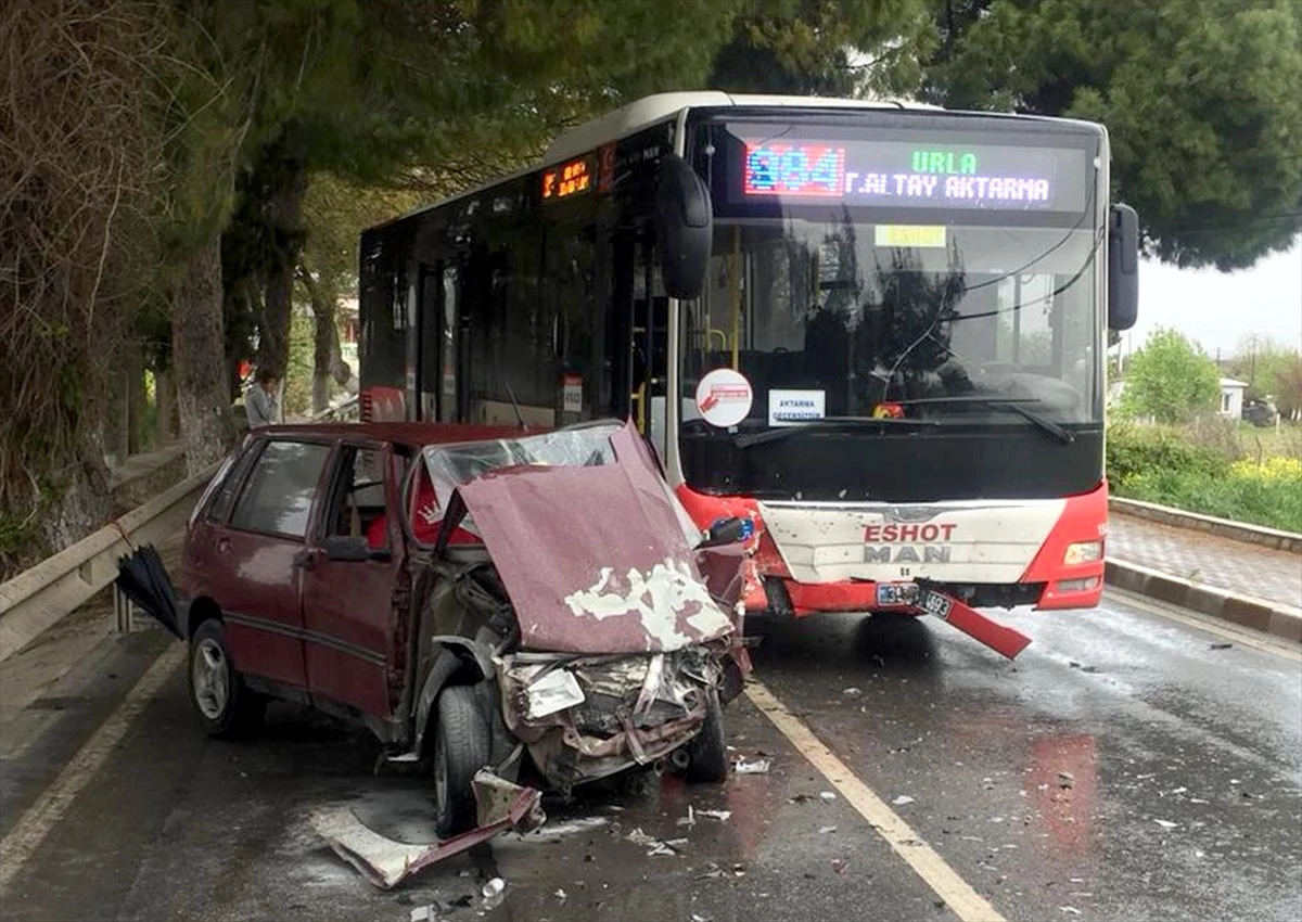 Urla\'da Belediye Otobüsüne Çarpan Otomobilin Sürücüsü Yaralandı
