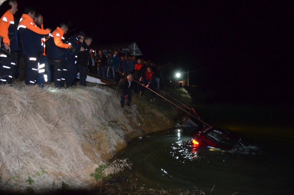 Uşak\'ta 5 Genç Otomobille Gölete Uçtu