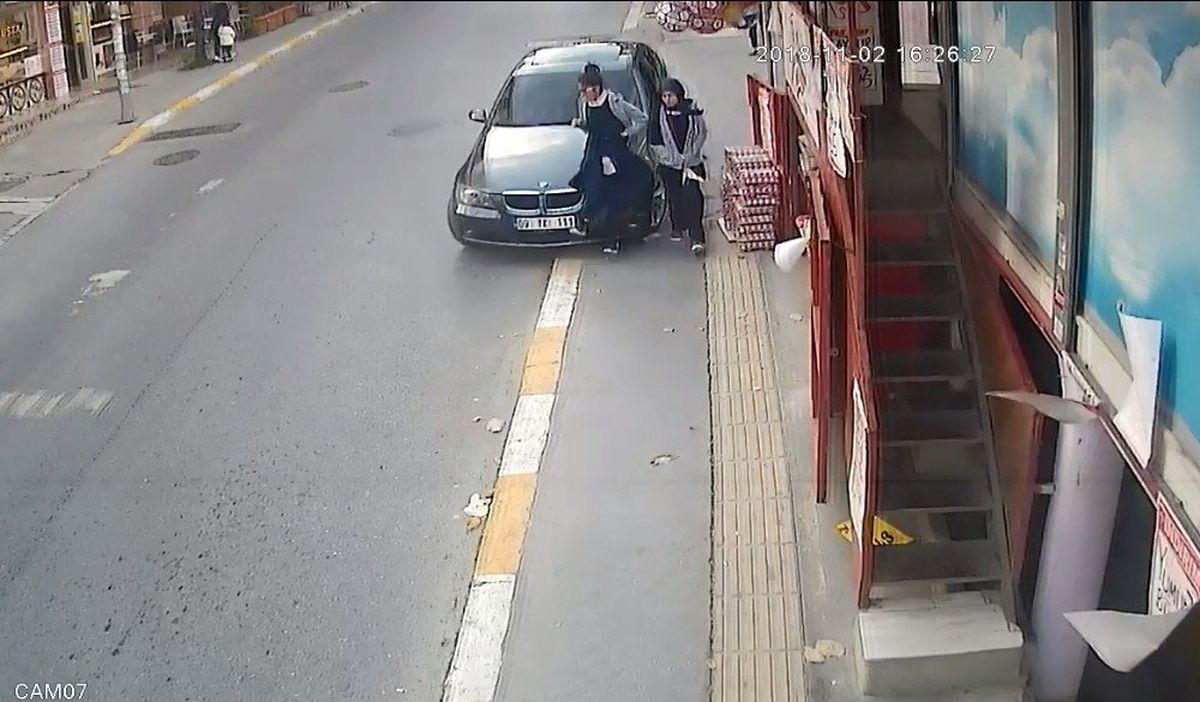 Vicdansız Sürücü Lüks Aracıyla Önce Çarptı, Sonra Kaçtı