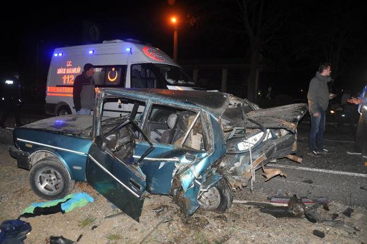 Yakıtı Biten Otomobile Emniyet Şeridinde Otomobil Çarptı: Baba-oğul Yaralı