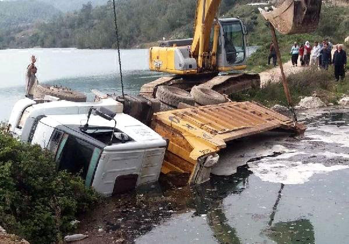 Yol Çökünce Kamyon Devrildi, Sürücü Gölete Düştü