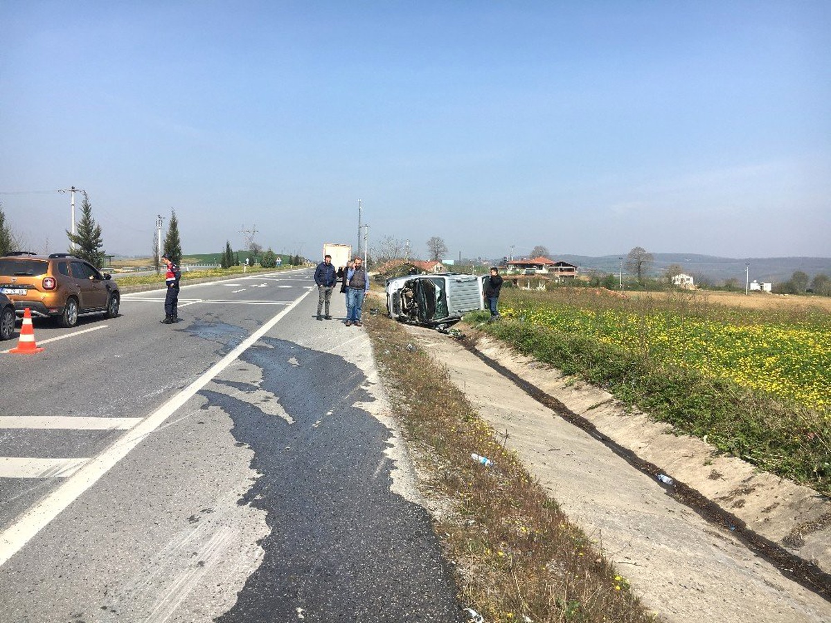 Yoldan Çıkan Araç Yan Yattı: 3 Yaralı