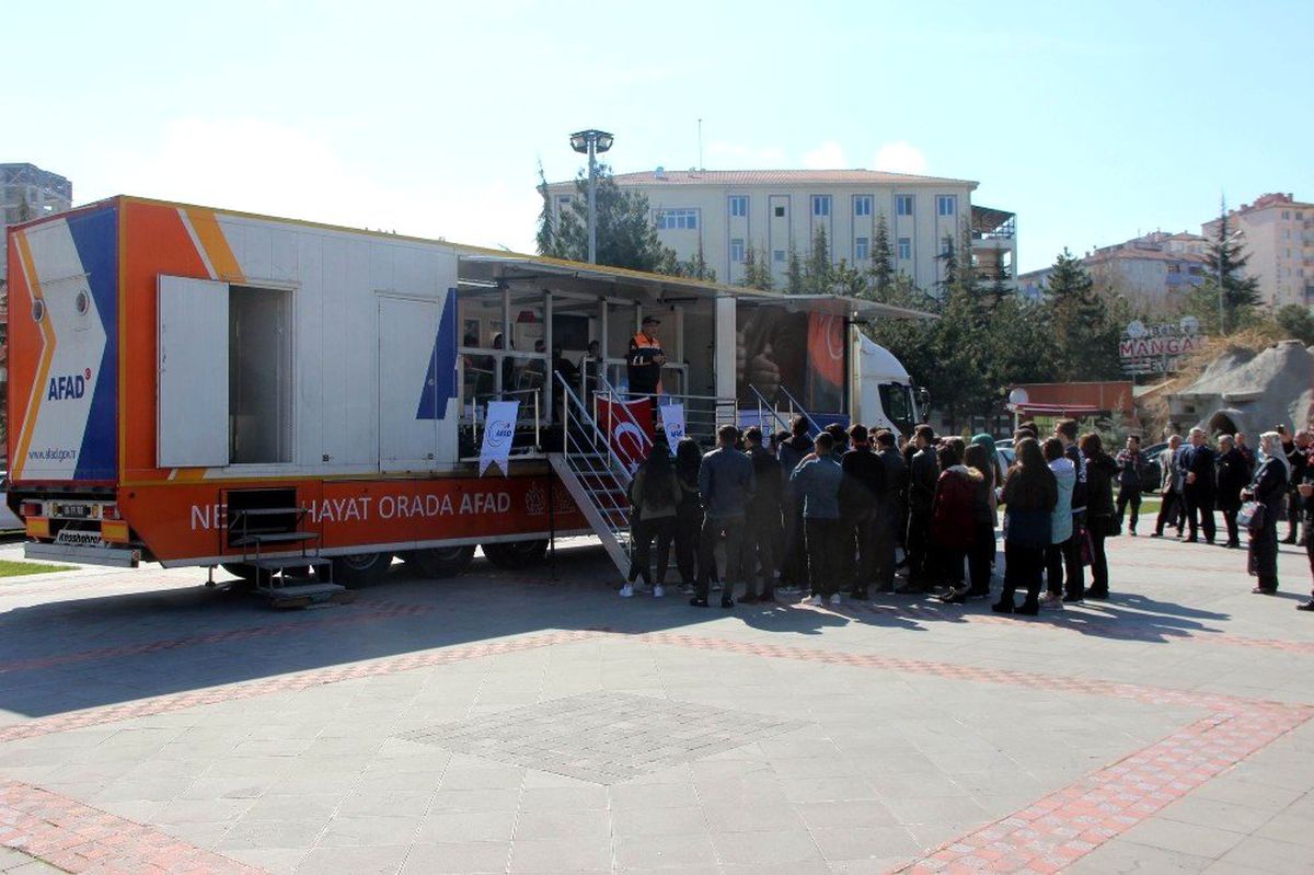 Afad Deprem Simülasyon Tırı Öğrencileri Bilgilendirmeye Devam Ediyor