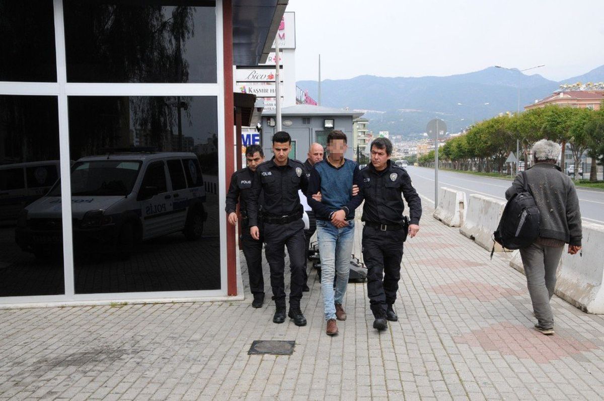 Alanya\'da 5 İş Yerini Soyan Hırsız Son İşinde Yakayı Ele Verdi