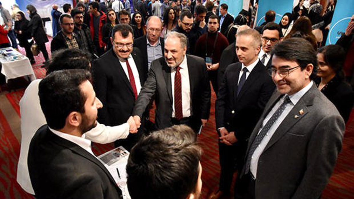 Almanya\'daki Kariyer Fuarı\'na Gençlerden Yoğun İlgi