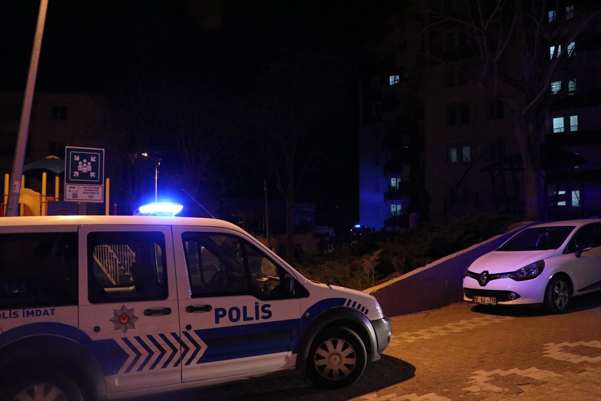 Anne ve Babasını Yaraladı Kız Kardeşini Öldürdü