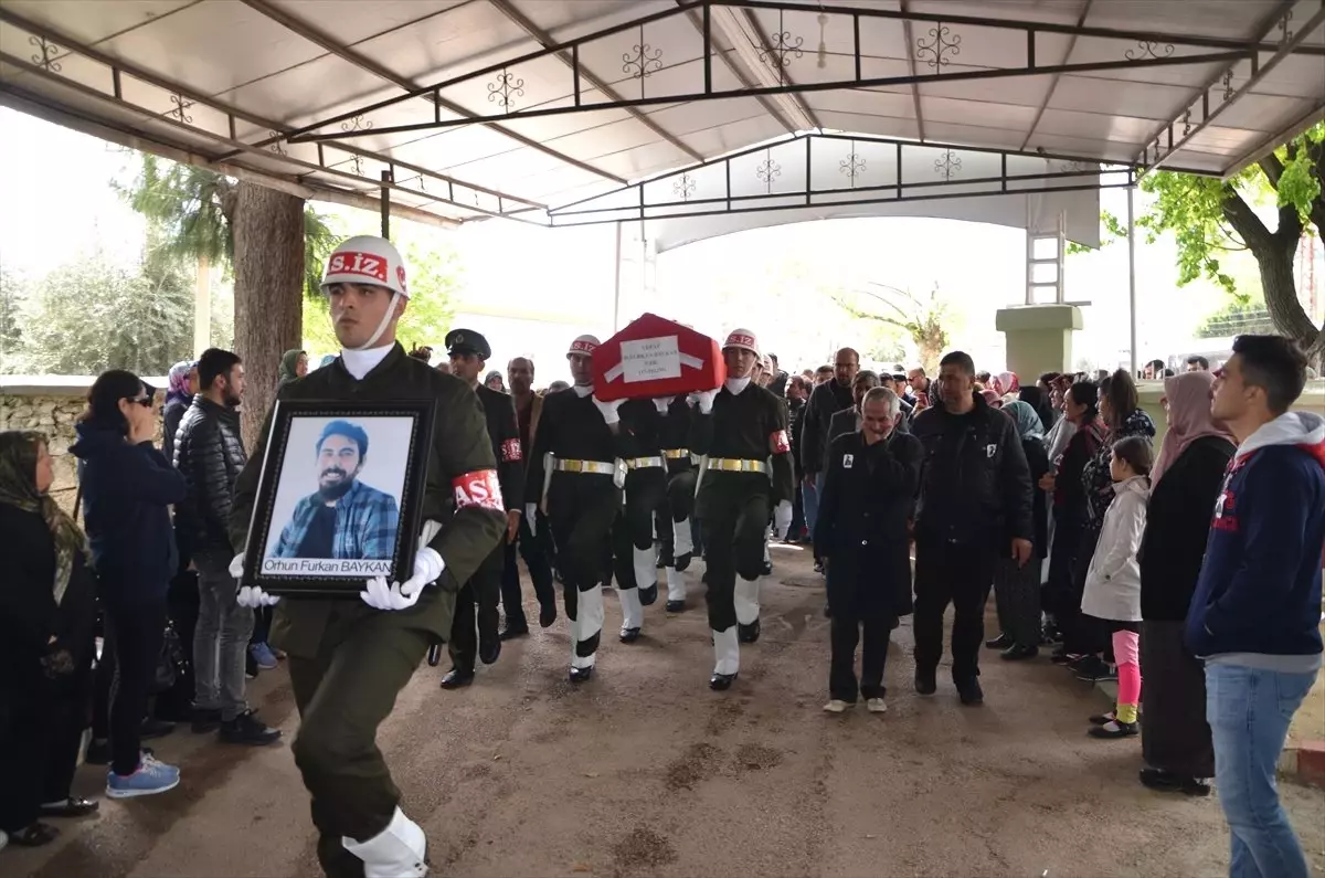 Askerlerin Bulunduğu Otomobilin Kamyona Çarpması