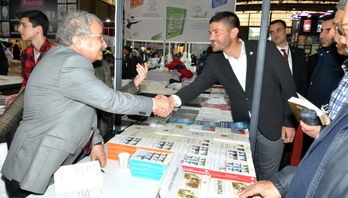 Başkan Gürbüz, İzmir Kitap Fuarı\'na Katıldı