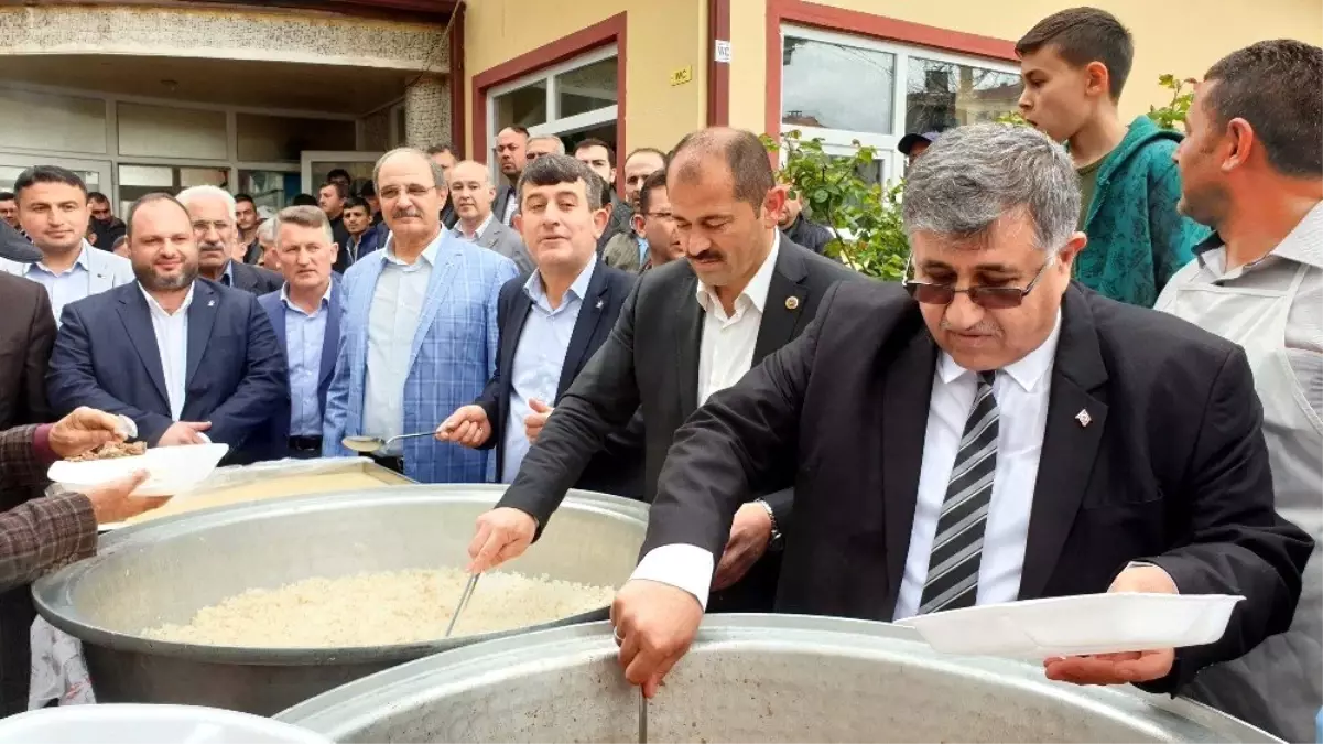 Belediye Başkanı Kendi Elleriyle Halka Yemek Dağıttı