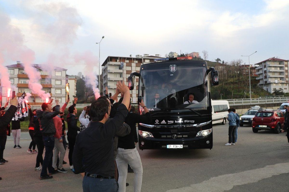 Beşiktaş, Rize\'de Meşalelerle Karşılandı