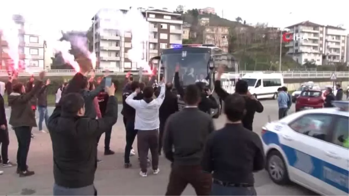 Beşiktaş, Rize\'de Meşalelerle Karşılandı
