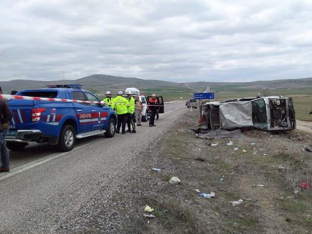 Düğün Konvoyunda Kaza: Sürücü ve 2 Çocuğu Yaralandı, Eşi Öldü