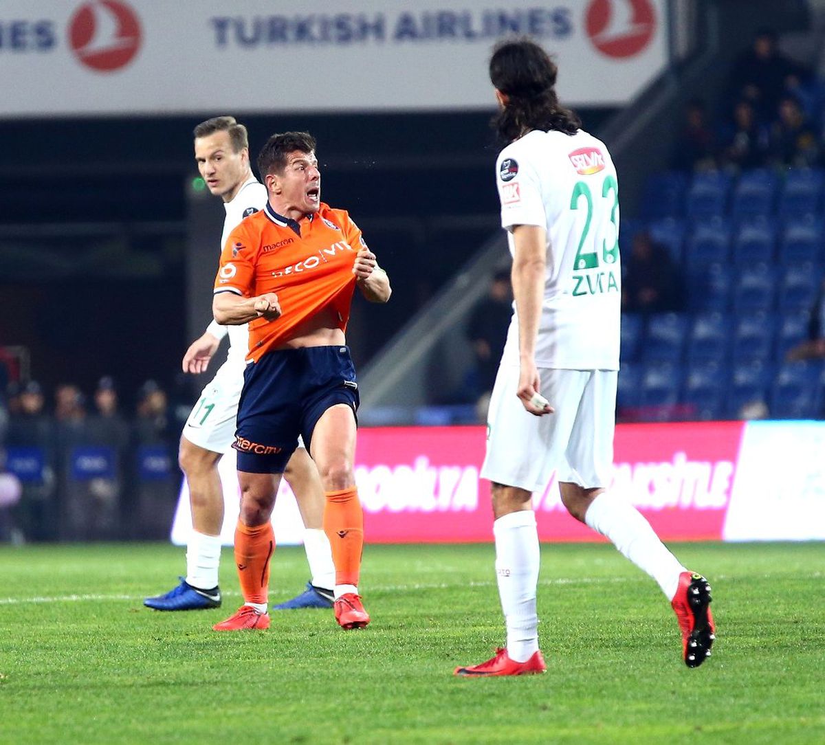 Emre Formasını Yırttı
