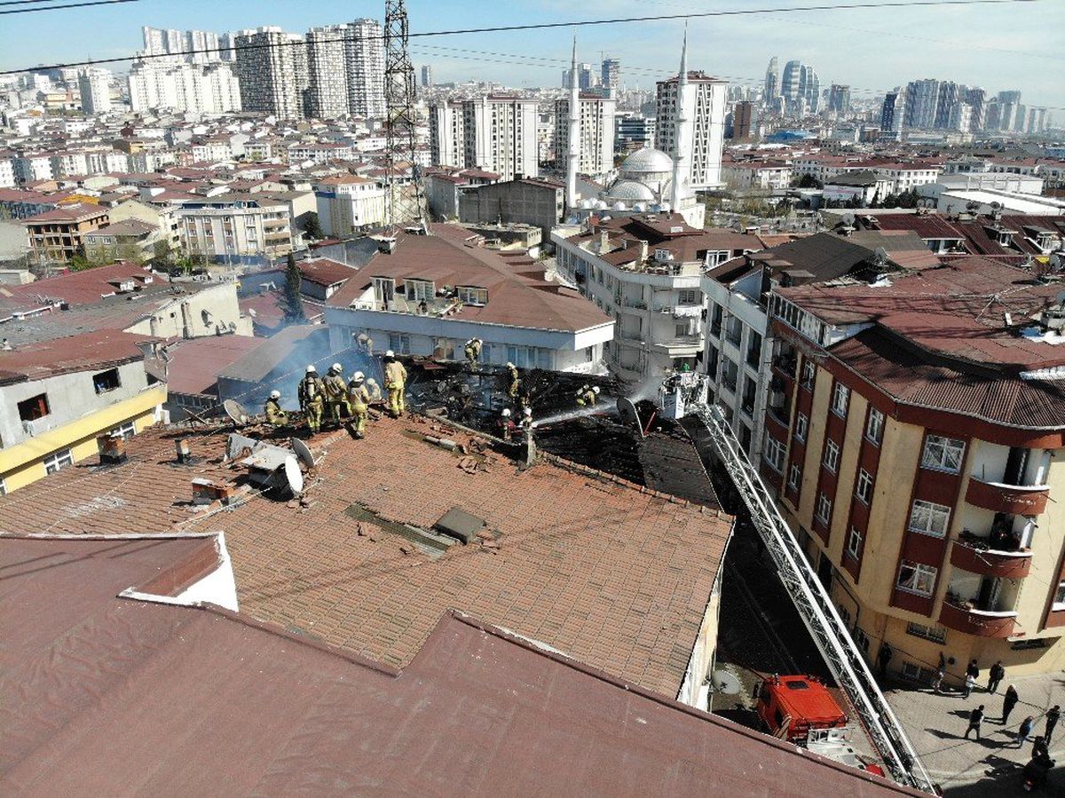 Esenyurt\'ta Bir Binanın Çatı Katı Alev Alev Yandı