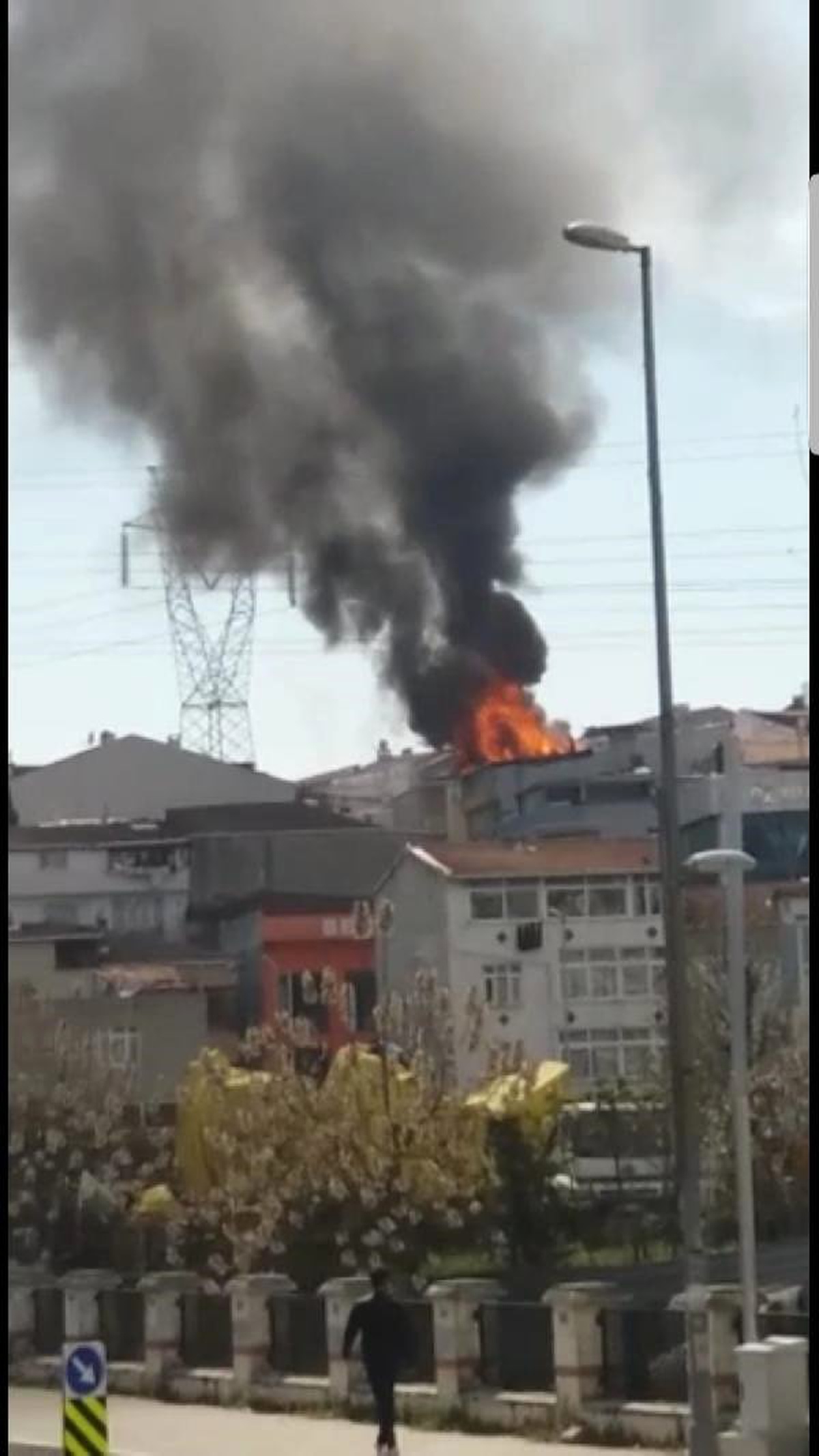 Esenyurt\'ta Bir İş Yerinin Çatısı Alev Alev Yandı