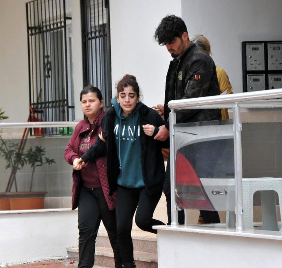 Evi Yanan Anne, Ağlayan Kızını Teselli Etti