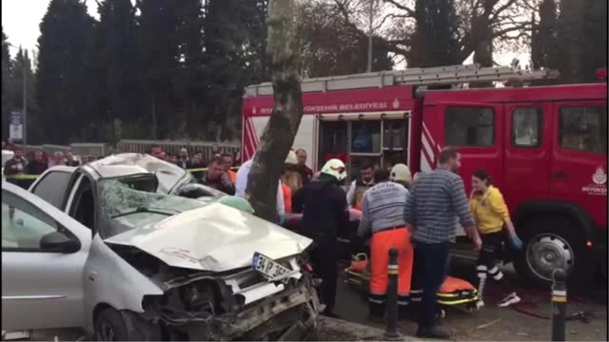 Fatih\'te Otomobil Kaldırımdaki Ağaca Çarptı: 5 Yaralı - İstanbul