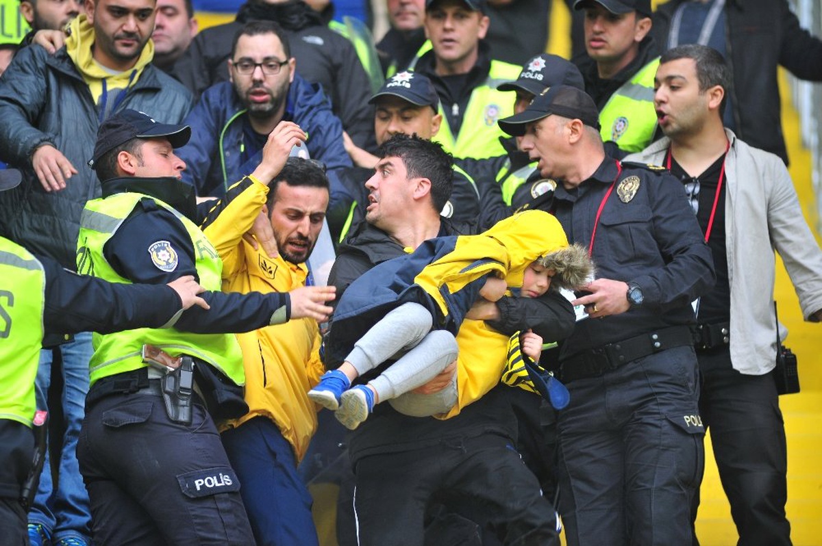 Fenerbahçe Maçında Çıkan Arbede Sonucu Küçük Çocuk Şoka Girdi