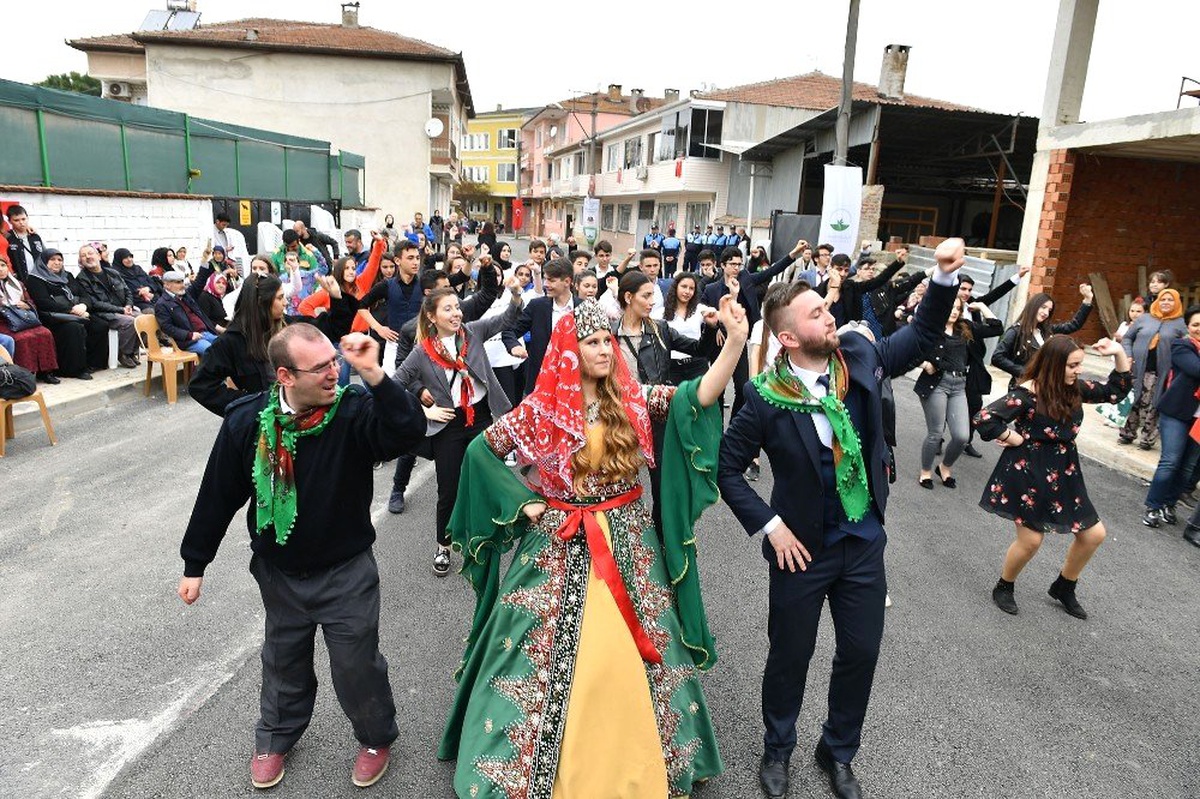 Fetih Şenliklerinde Köy Düğünü Coşkusu