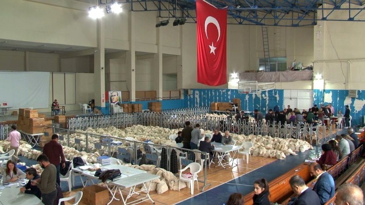 Gaziosmanpaşa\'da Oy Sayım İşlemleri Devam Ediyor