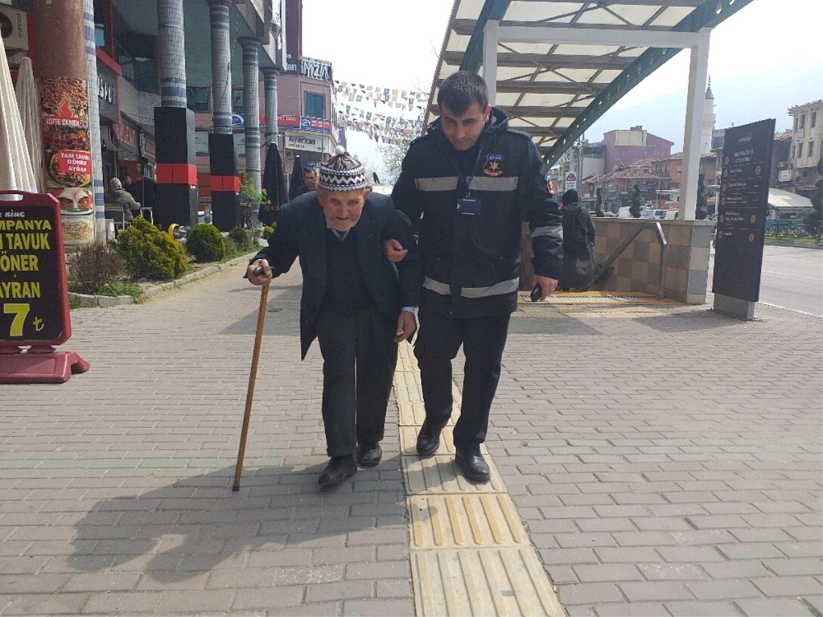 Güvenlik Görevlisi Yaptığı Örnek Hareketle Alkış Aldı