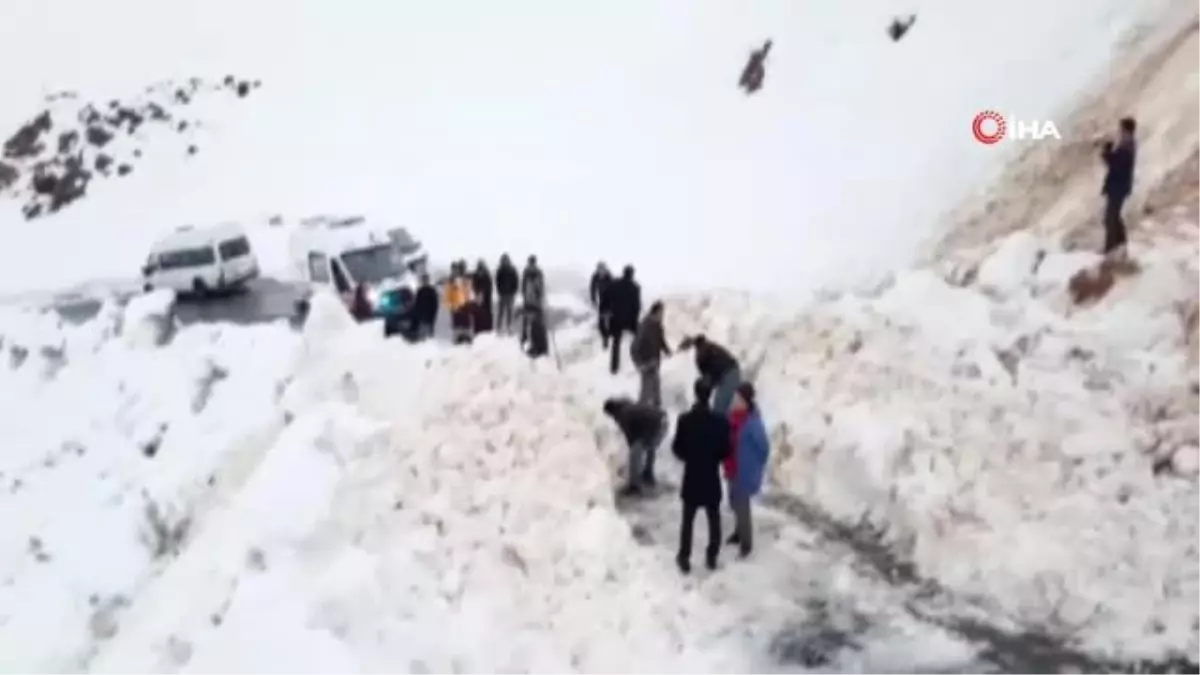 Hasta Taşıyan Ambulansın Önüne Çığ Düştü