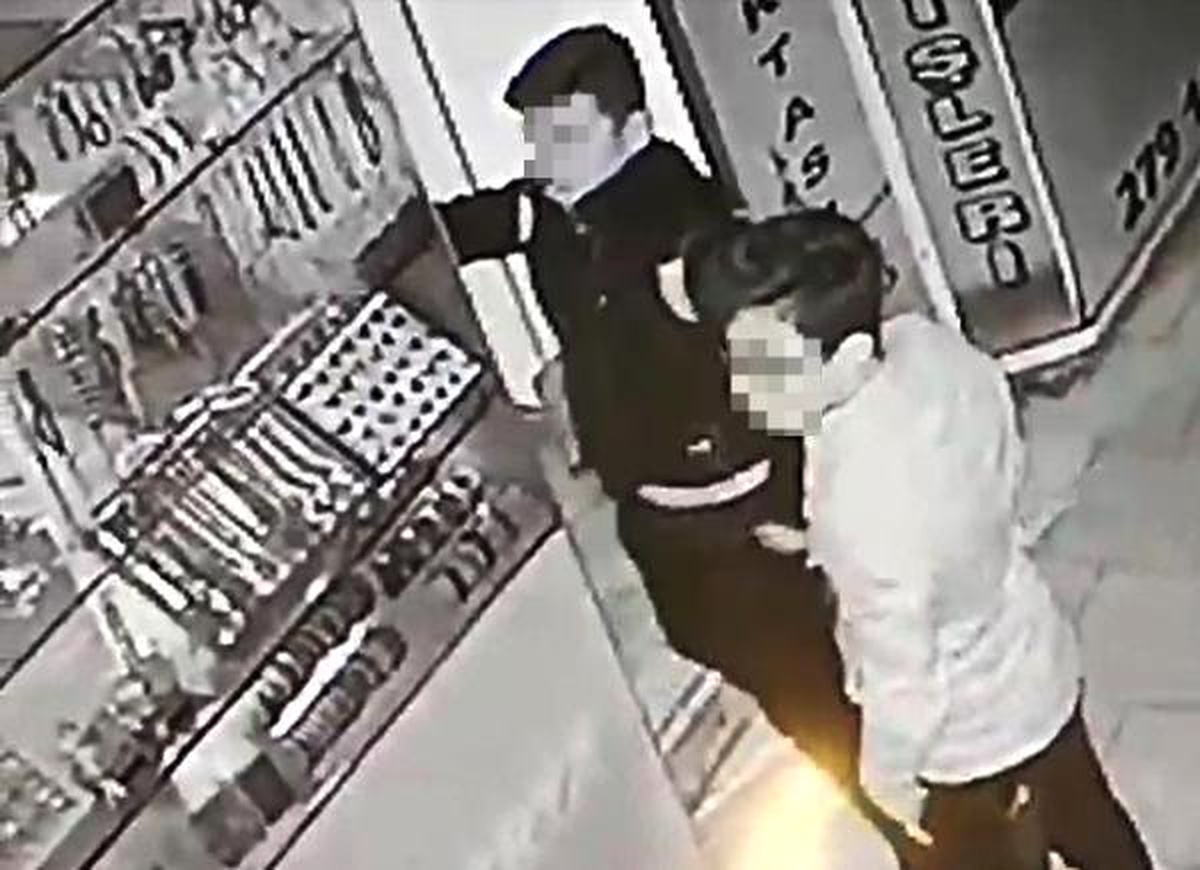 Hediyelik Eşya Dükkanındaki Hırsızlık Anı Kameralara Yansıdı