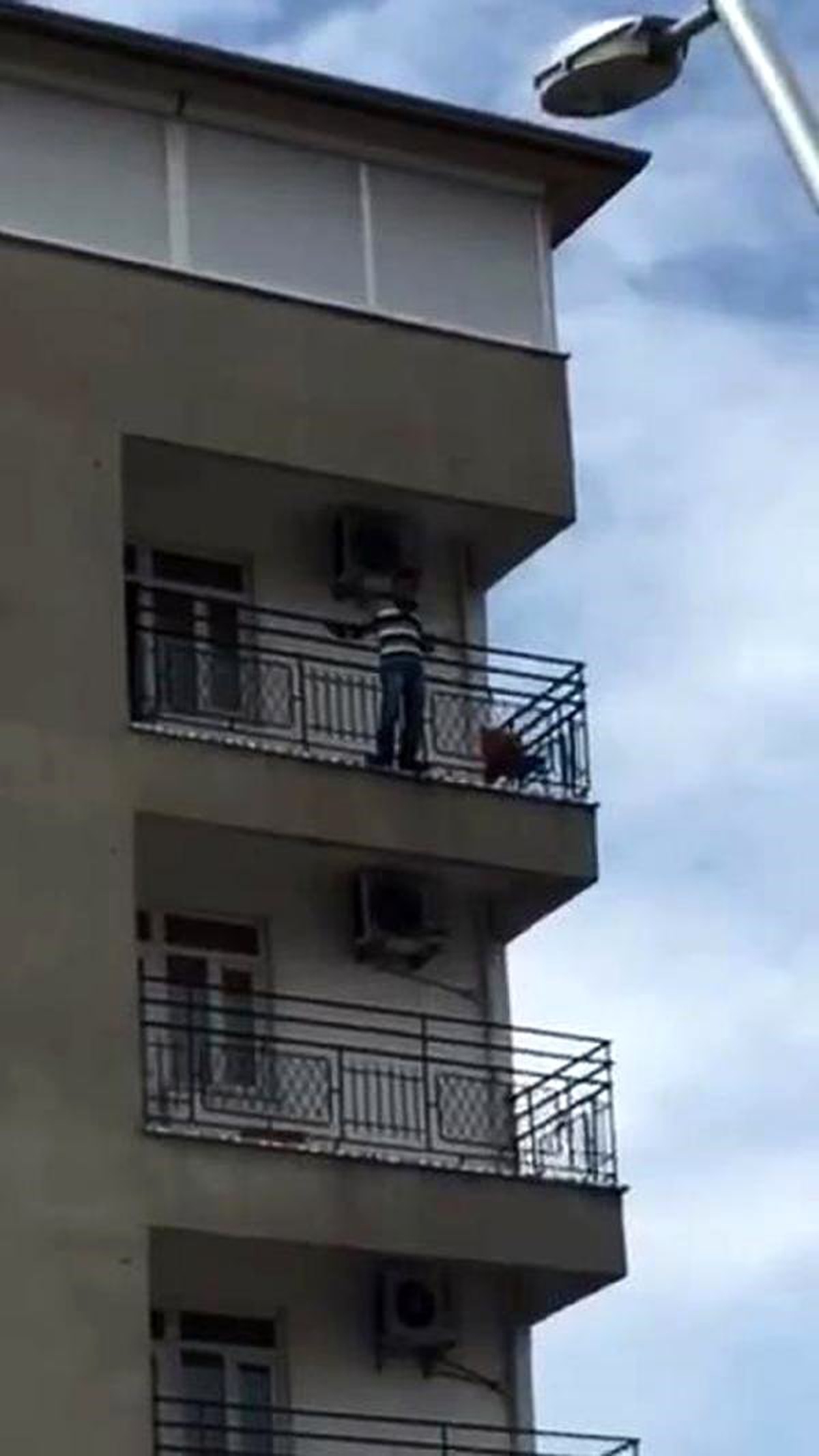 İntihara Kalkıştı, Polis Yakalayıp Önledi