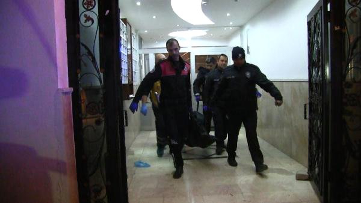 Iraklı Genç, Bıçakladığı Kız Kardeşini Öldürdü, Anne-babasını Yaraladı