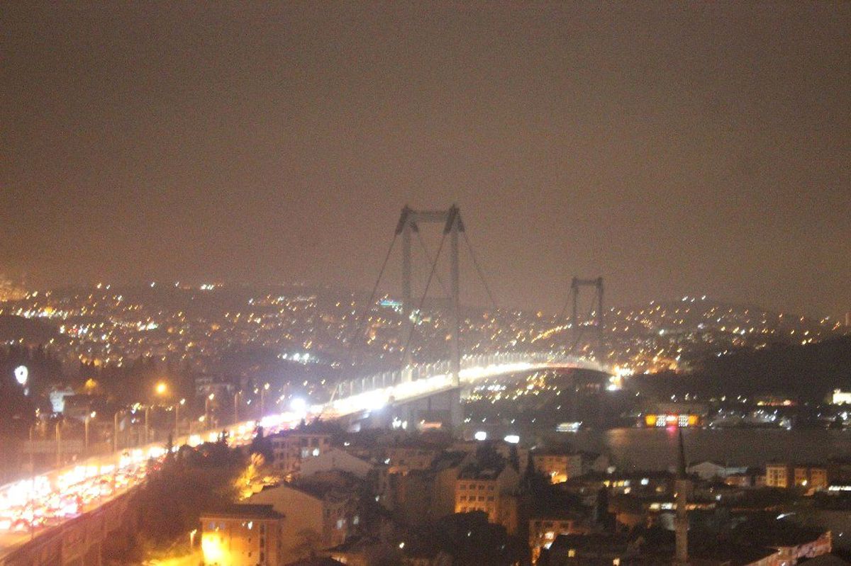 İstanbul\'da Boğaz Köprülerinin Işıkları Söndürüldü