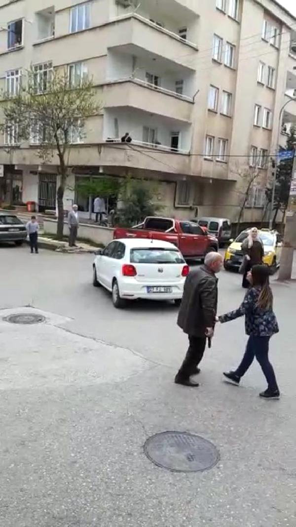 Kaza Sonrası Silah Çeken Adamı, Kızı İkna Etti