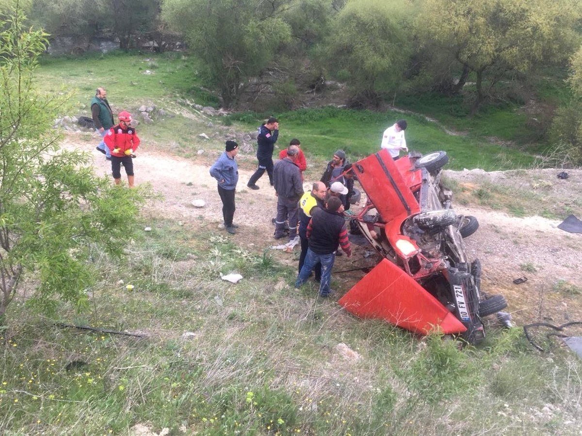 Kepsut Yolundaki Kazada İki Kişi Yaralandı