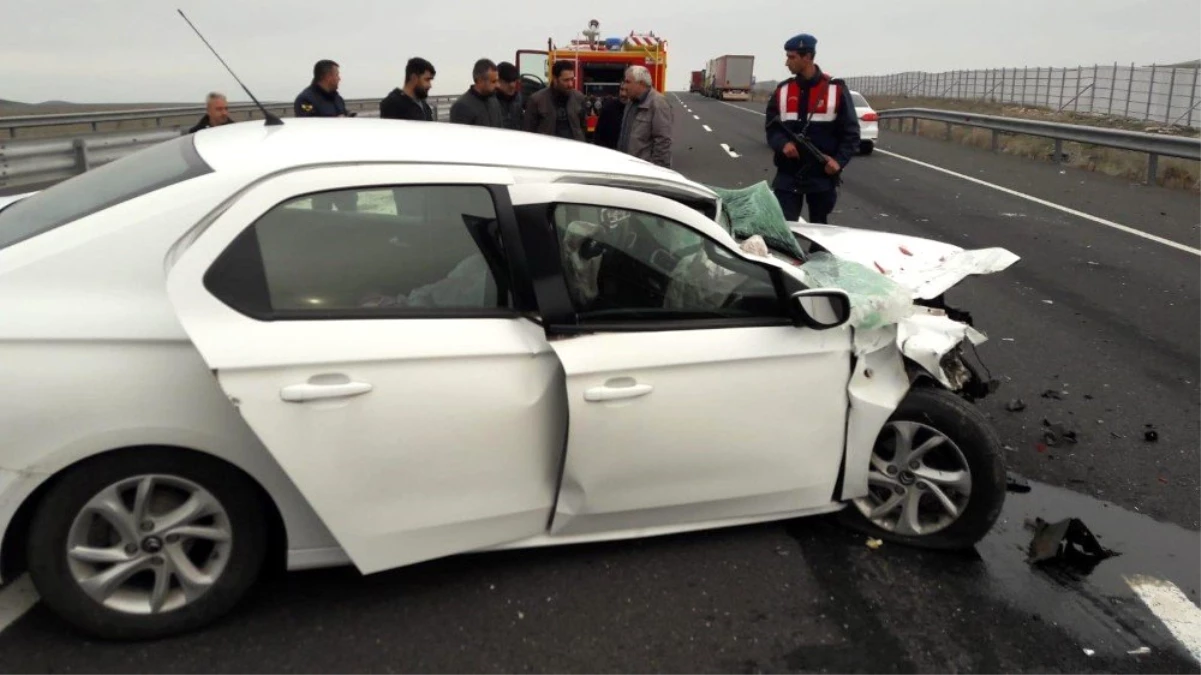 Konya\'da Otomobil Tıra Arkadan Çarptı: 2 Yaralı