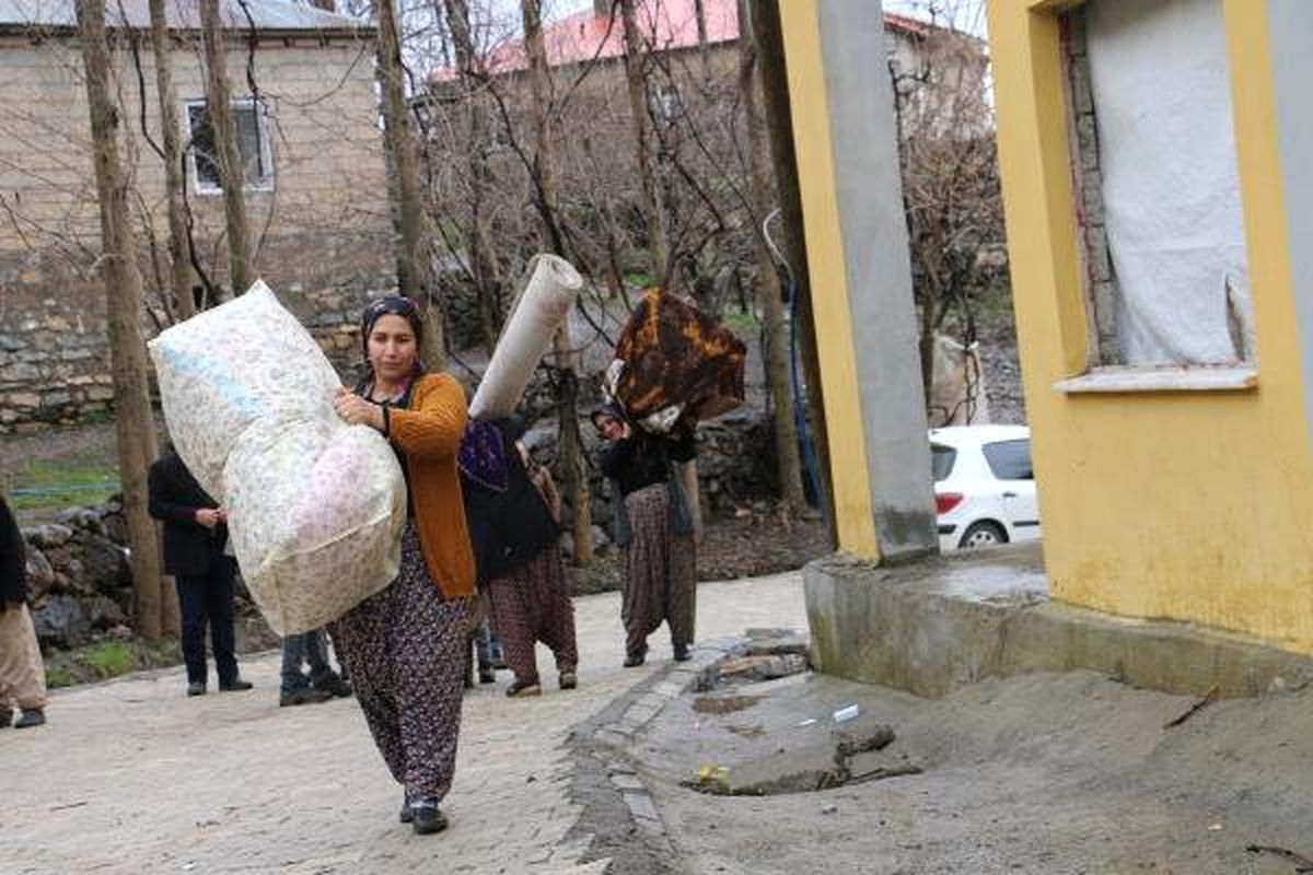 Köylüler Heyelan Korkusu Nedeniyle Evlerini Boşaltıyor